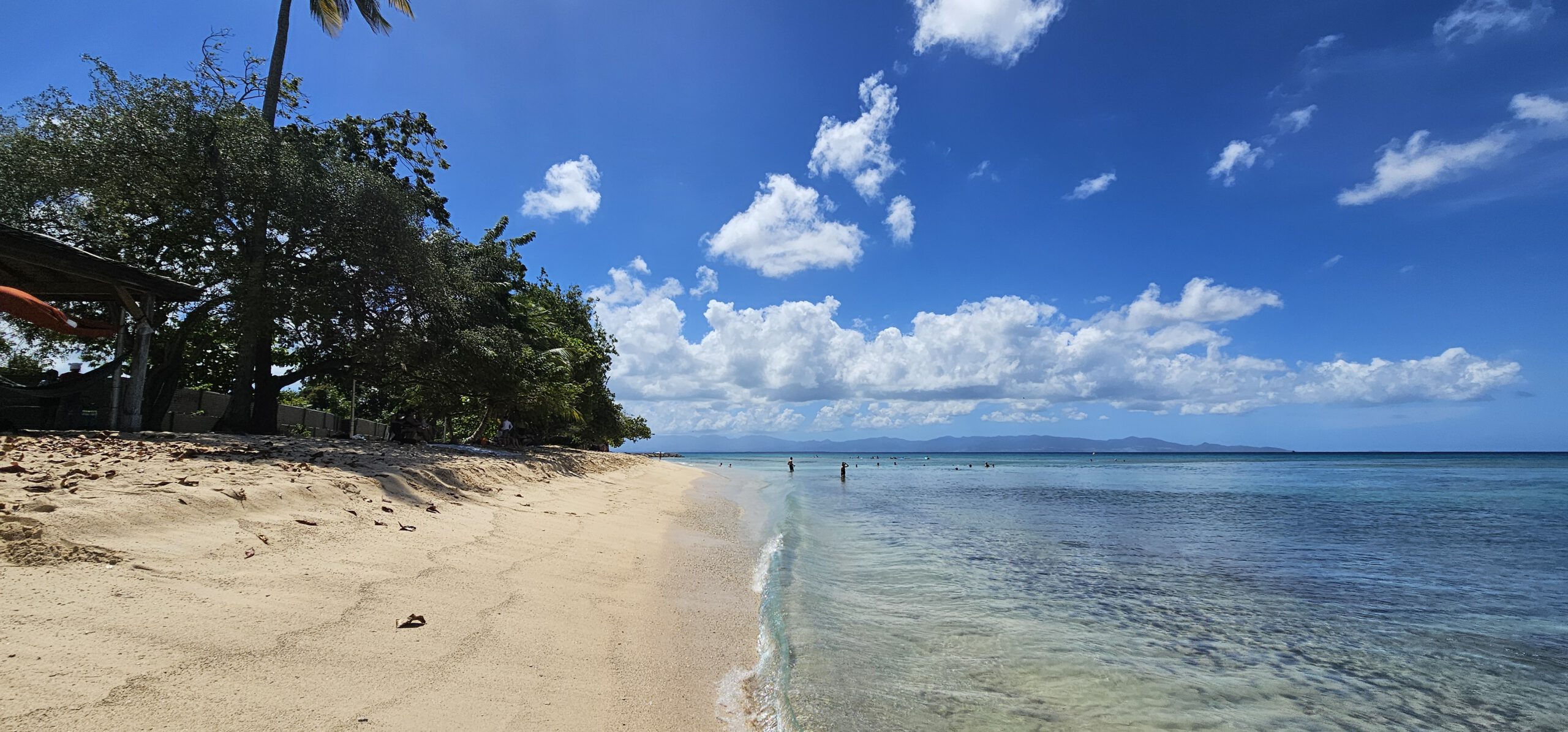 Katamaran vor Anker in einer karibischen Bucht