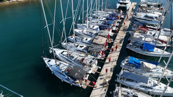 Luftaufnahme einer Segelyacht-Flottille im Hafen