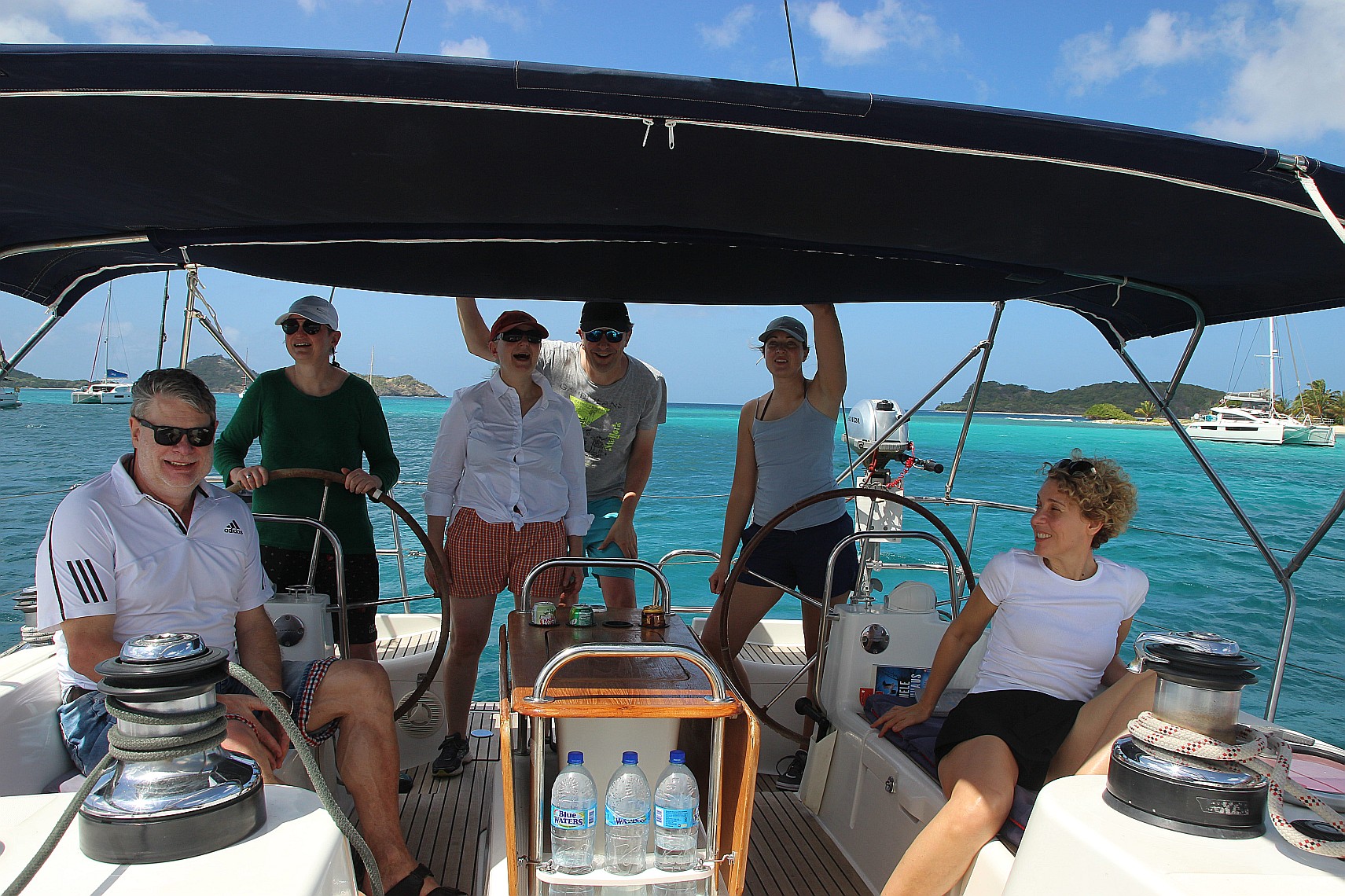 Die gesamte Crew an Deck des Segelboots
