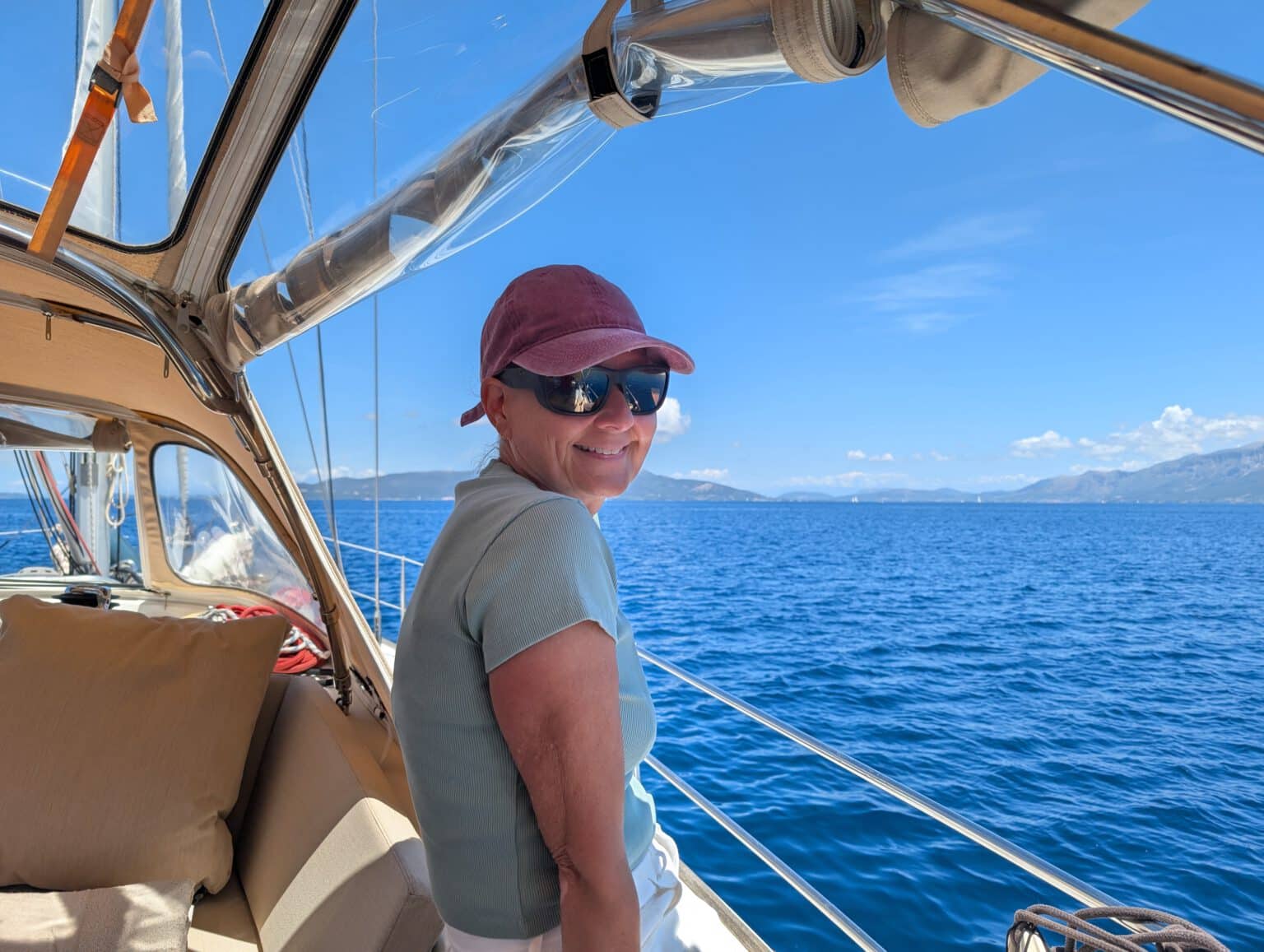 Teilnehmer an Deck der Segelyacht mit Blick aufs offene Meer