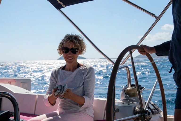 Caroline Ulitzsch im Cockpit einer Segelyacht