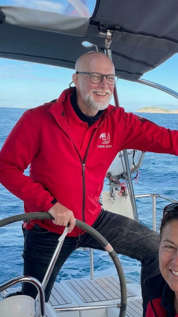 Dirk Schink am Steuer einer Segelyacht