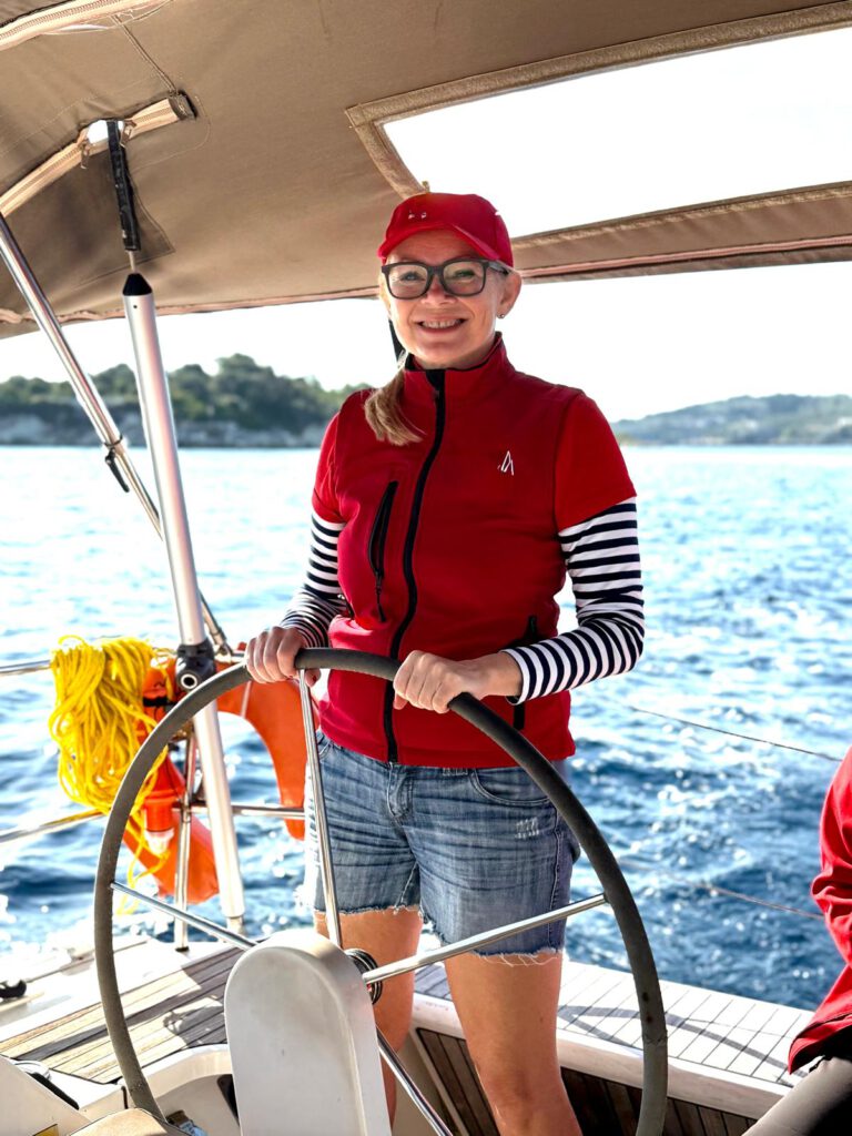 Justine Carl am Steuerrad einer Segelyacht