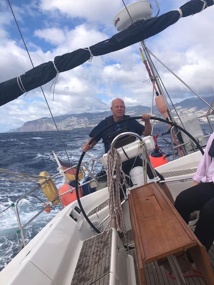 Hanno Fecke am Steuer einer Segelyacht in Schräglage vor Madeira